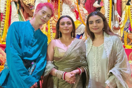 K-Pop 스타 Awoora가 Rani Mukerji를 만나고 뭄바이 Durga Puja Pandal에서 도누치 공연을 펼쳤습니다.