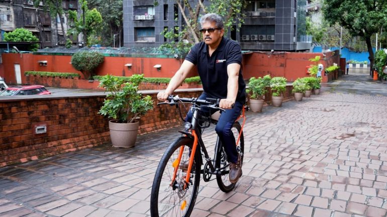 투자자 아난드 마힌드라(Anand Mahindra) 접이식 전기자전거는 한 번 충전으로 45km를 주행한다