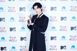 Cha Eun-woo of boy band Astro poses for photos at the MTV VMAJ event held at Yokohama K Arena in Japan on Wednesday. Cha was the first Asian artist to win the Global Icon Award. [FANTAGIO]
