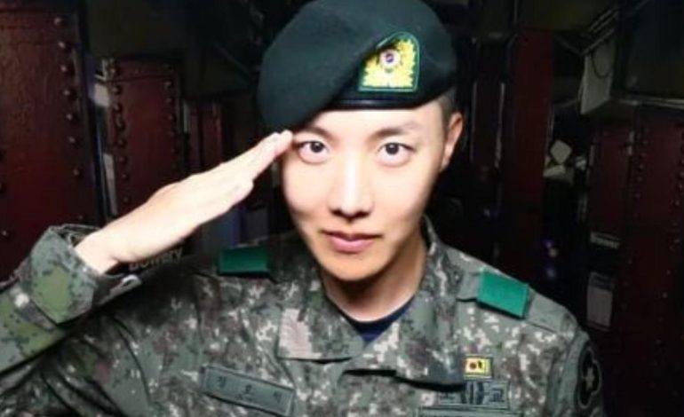 방탄소년단(BTS) 제이홉이 육군 하사로 진급했다. 아미 “정호석 병장 축하한다”
