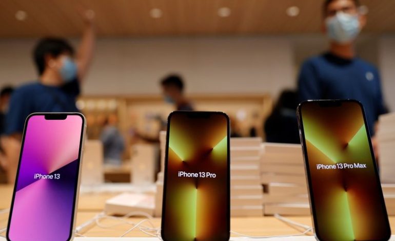 Apple, iPhone에서 ChatGPT 기술 사용을 위해 OpenAI와 사전 협의 중 By Investing.com