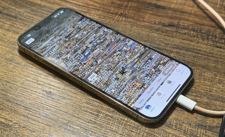 iPhone 소유자는 최신 iOS 업데이트로 삭제된 누드 사진이 다시 나타난다고 말합니다.