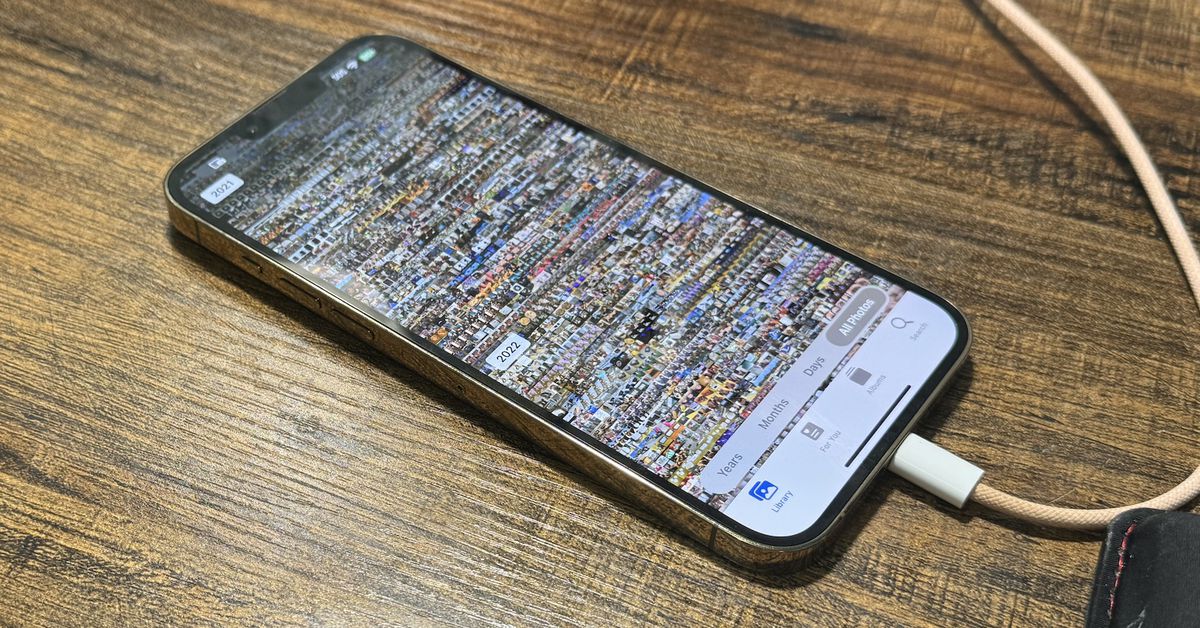 iPhone 소유자는 최신 iOS 업데이트로 삭제된 누드 사진이 다시 나타난다고 말합니다.