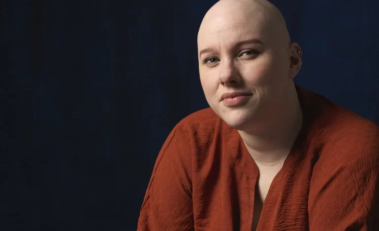 대머리 모습: 이 탈모증 생존자는 가발 뒤에 숨기를 거부합니다.